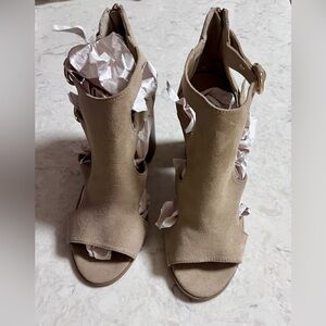 Gently used 4” Heal Faux Suede Open Toe Boot Style Sandals by Apt. 9 Size 8.5 M